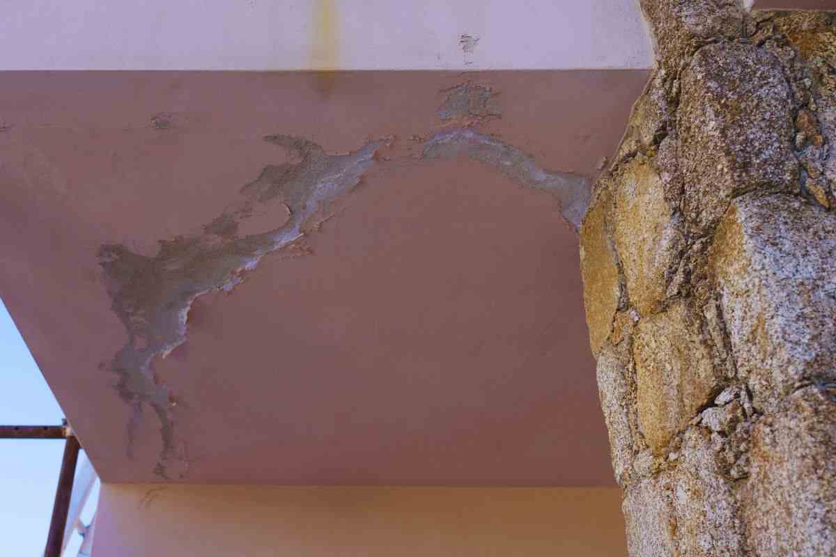 Sottobalcone danneggiato dall'acqua