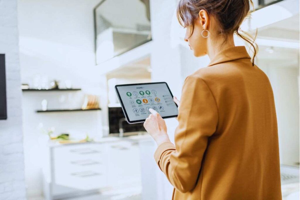Donna che gestisce funzionalità smart home da tablet