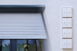 Tapparella abbassata e pulsanti su muro