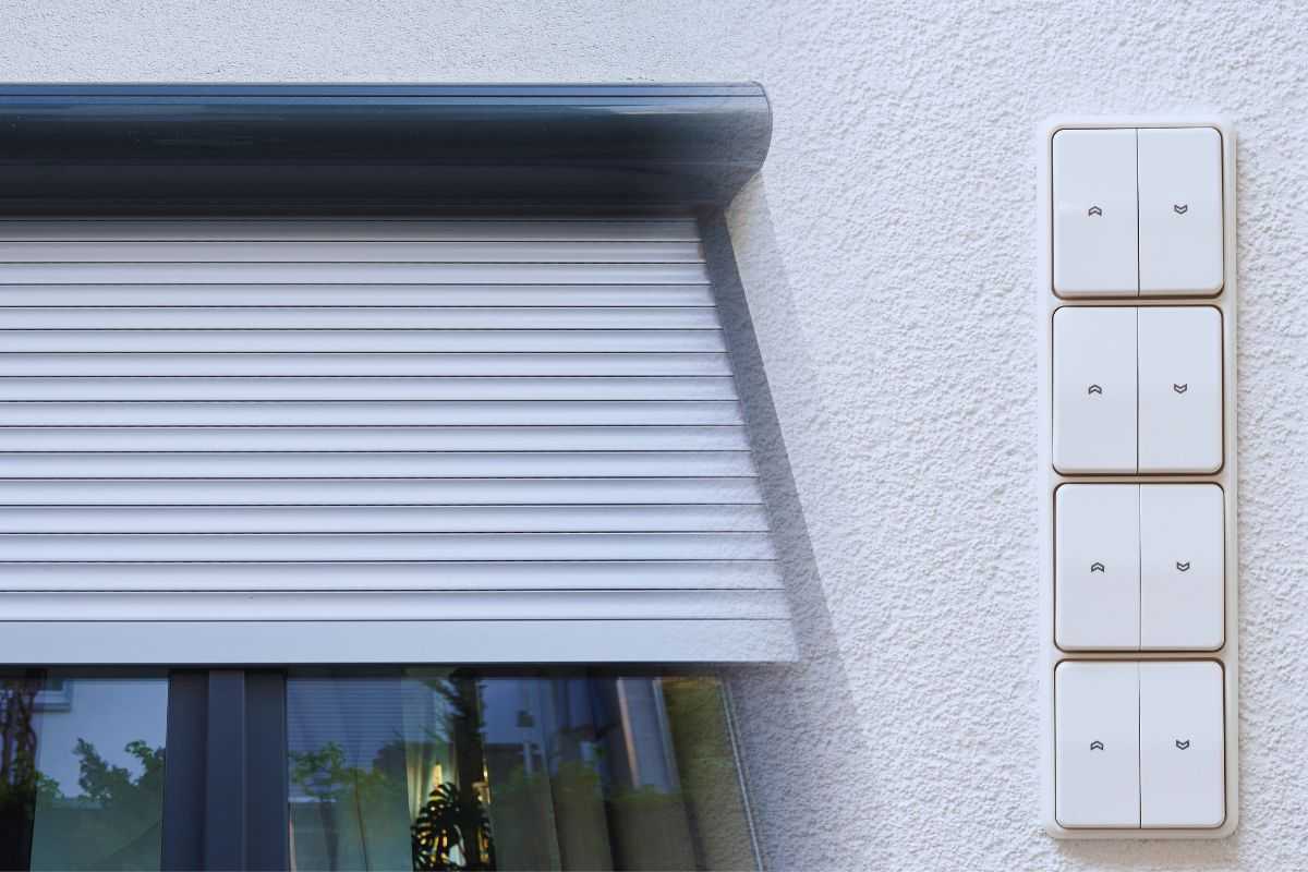 Tapparella abbassata e pulsanti su muro