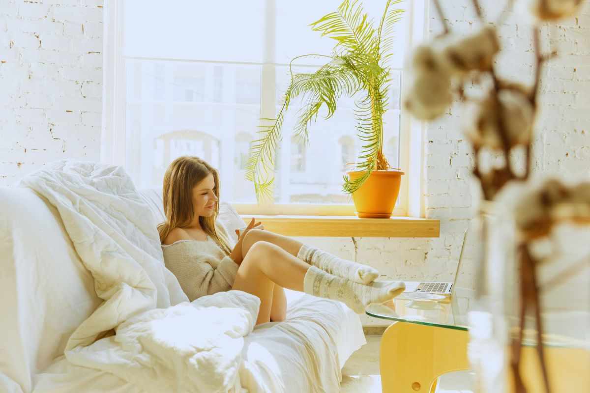 Donna rilassata su divano