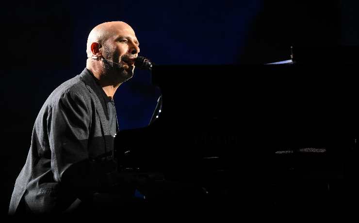 checco zalone al pianoforte