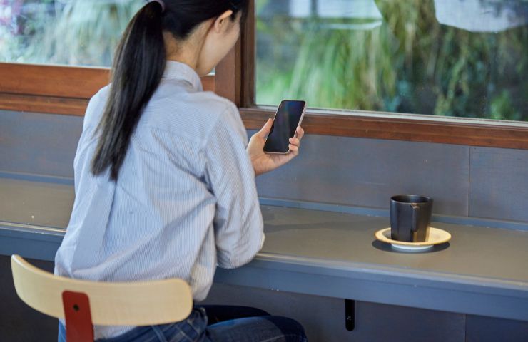 donna con smartphone