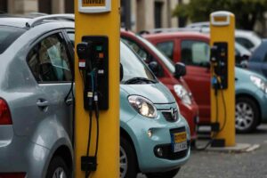 macchina attaccata alla colonnina